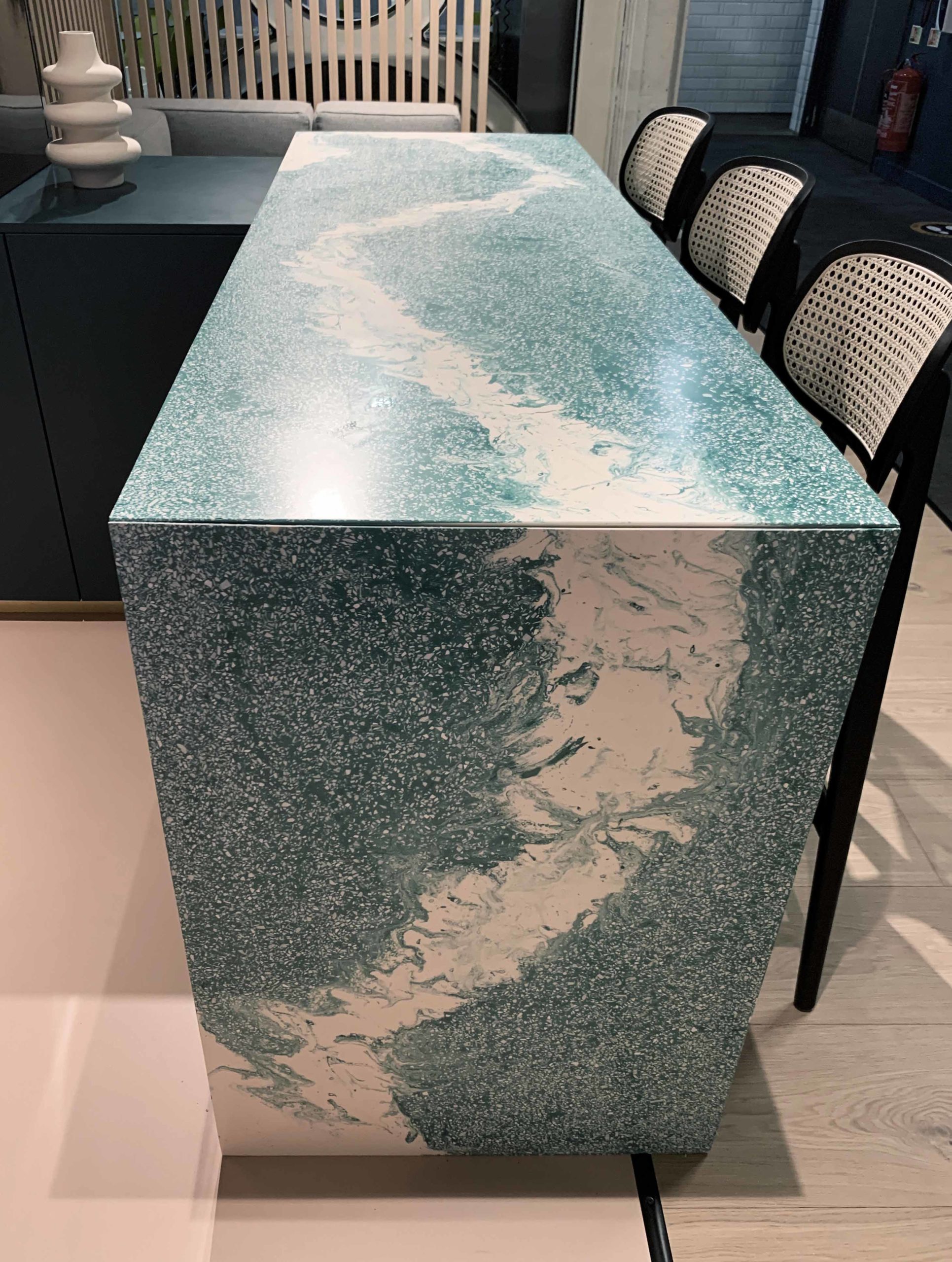 Spared┬«_VolumeCreative_Tableplacechairs-Hix-bar-01